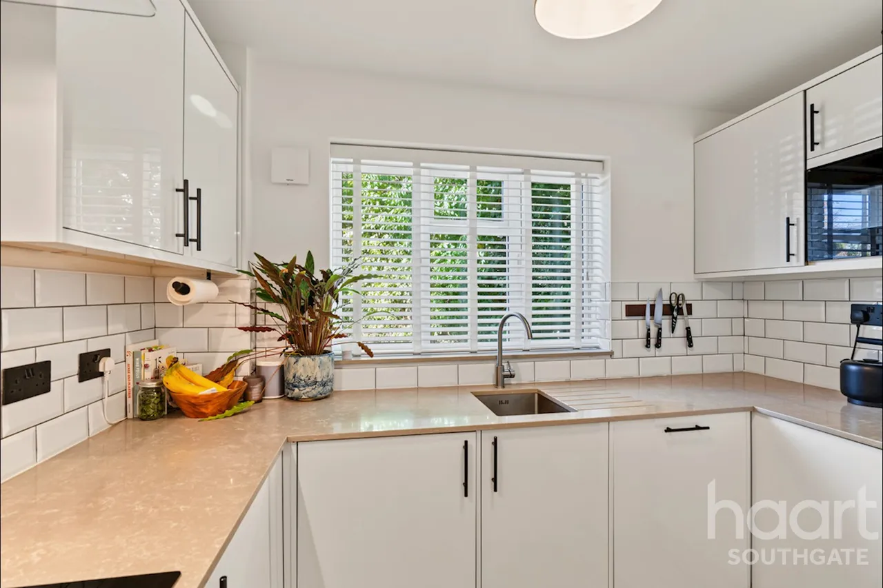 Village Road, Enfield, EN1, photo 42