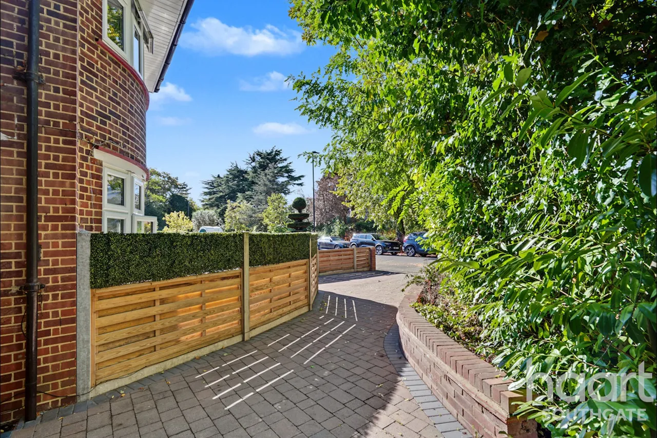 Village Road, Enfield, EN1, photo 7