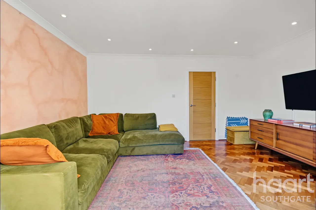 Village Road, Enfield, EN1, photo 33