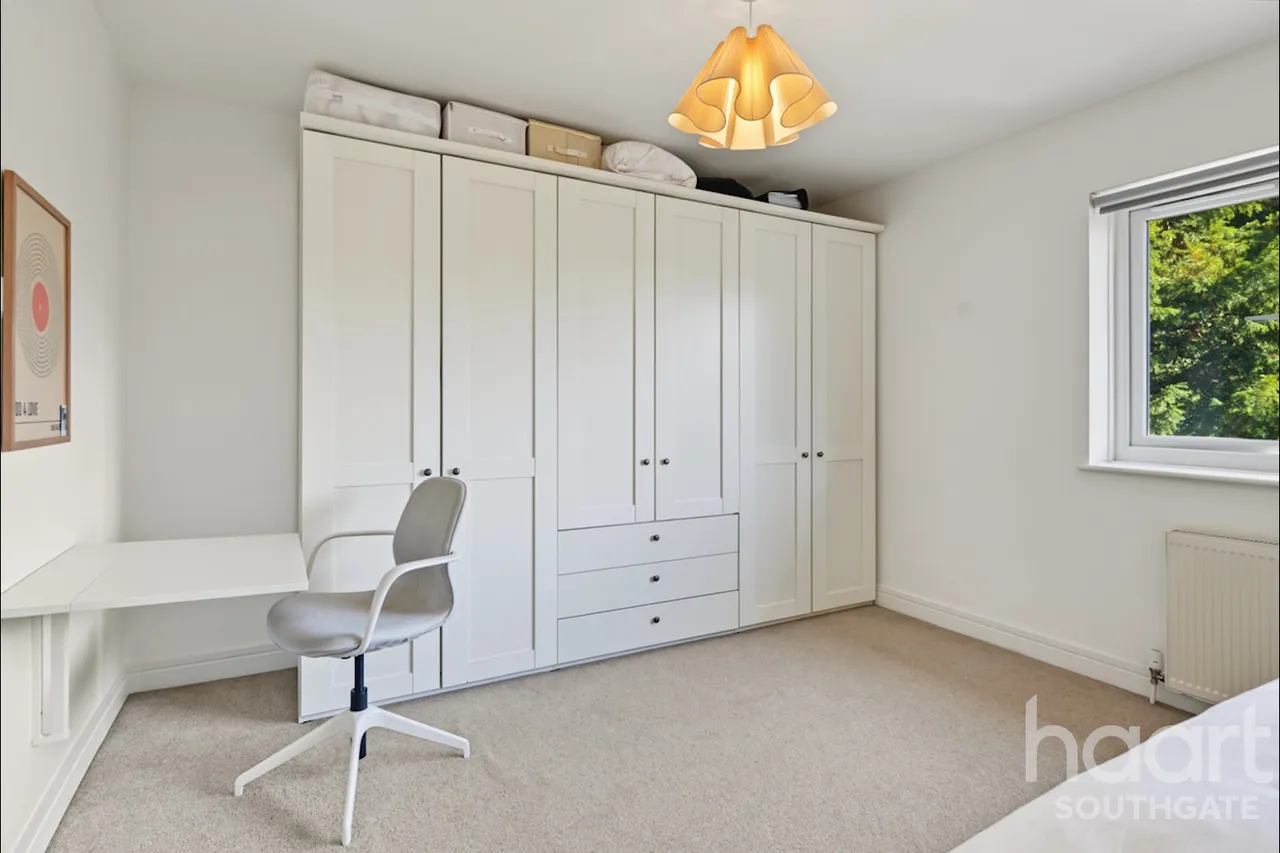 Village Road, Enfield, EN1, photo 31