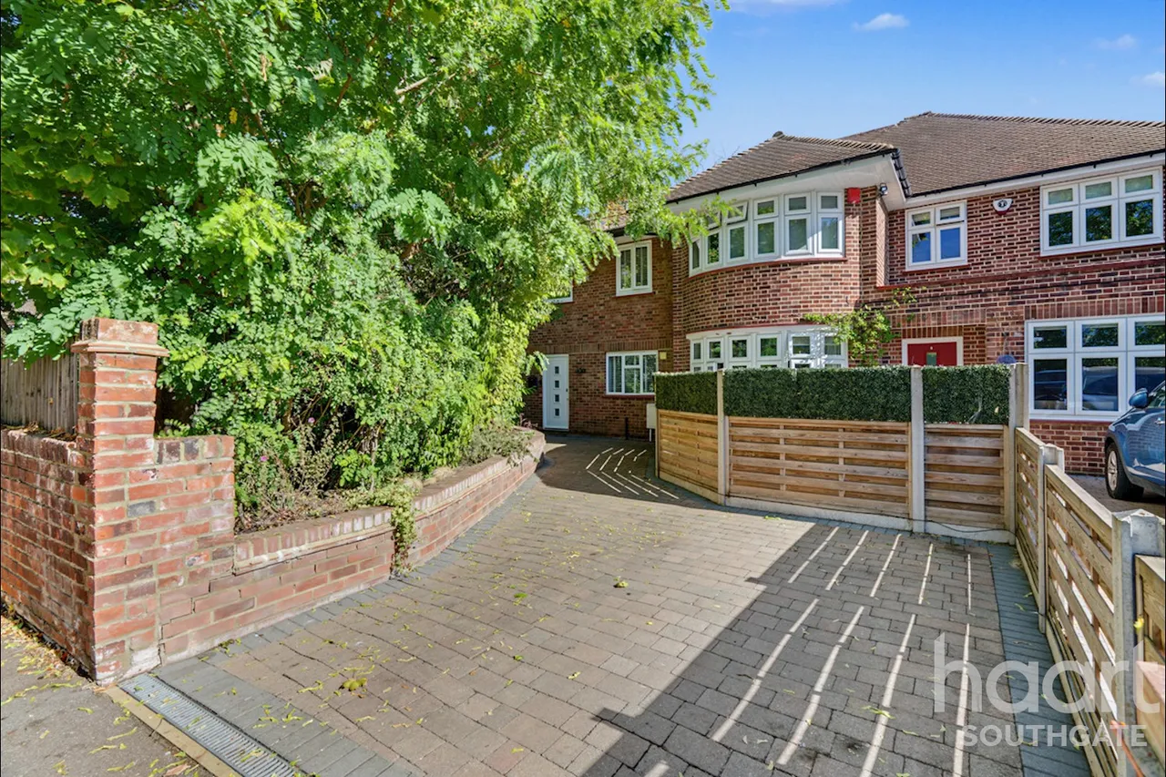 Village Road, Enfield, EN1, photo 4