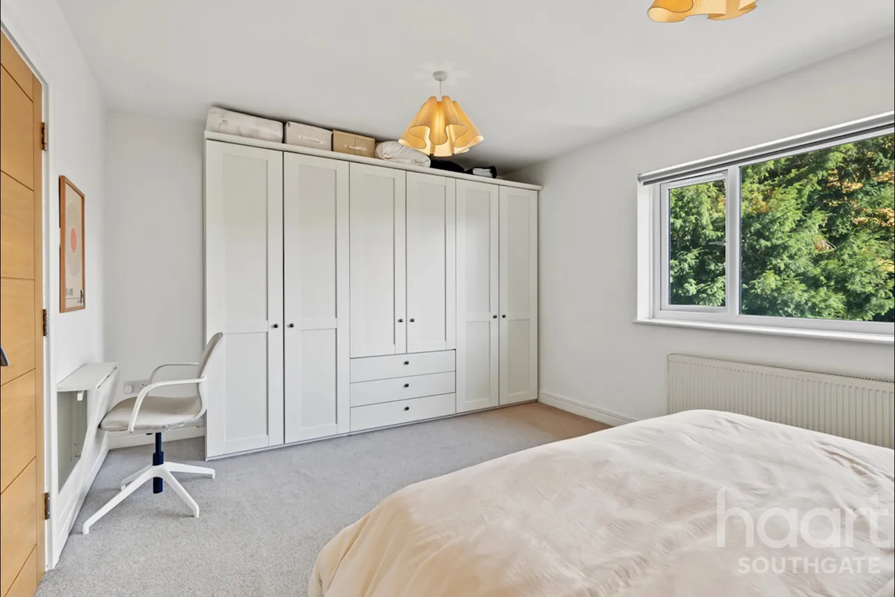 Village Road, Enfield, EN1, photo 3