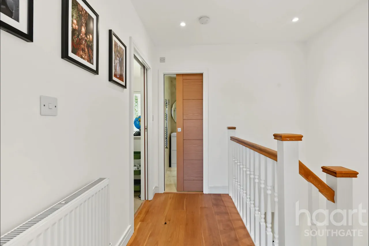 Village Road, Enfield, EN1, photo 28