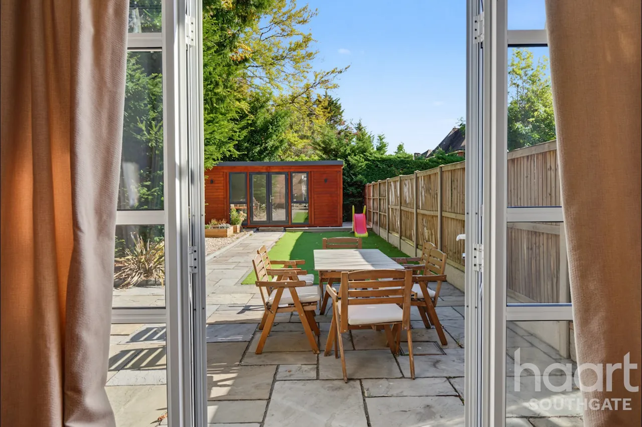 Village Road, Enfield, EN1, photo 34