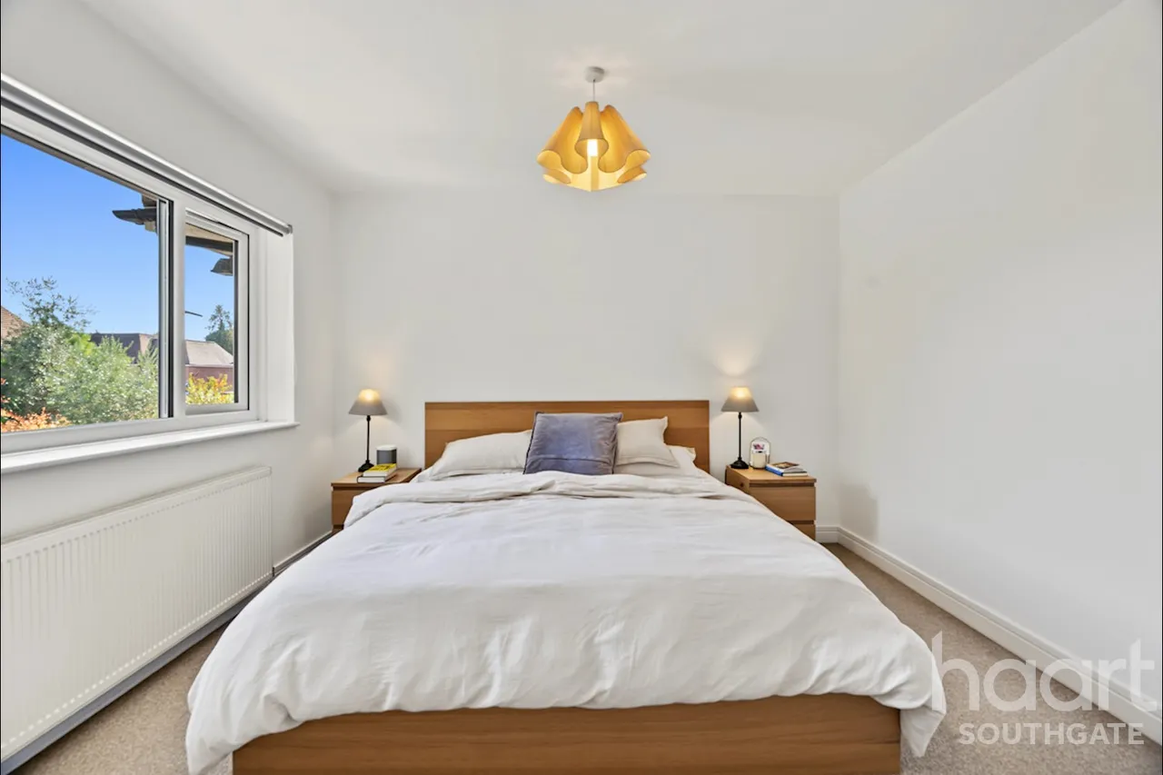 Village Road, Enfield, EN1, photo 29