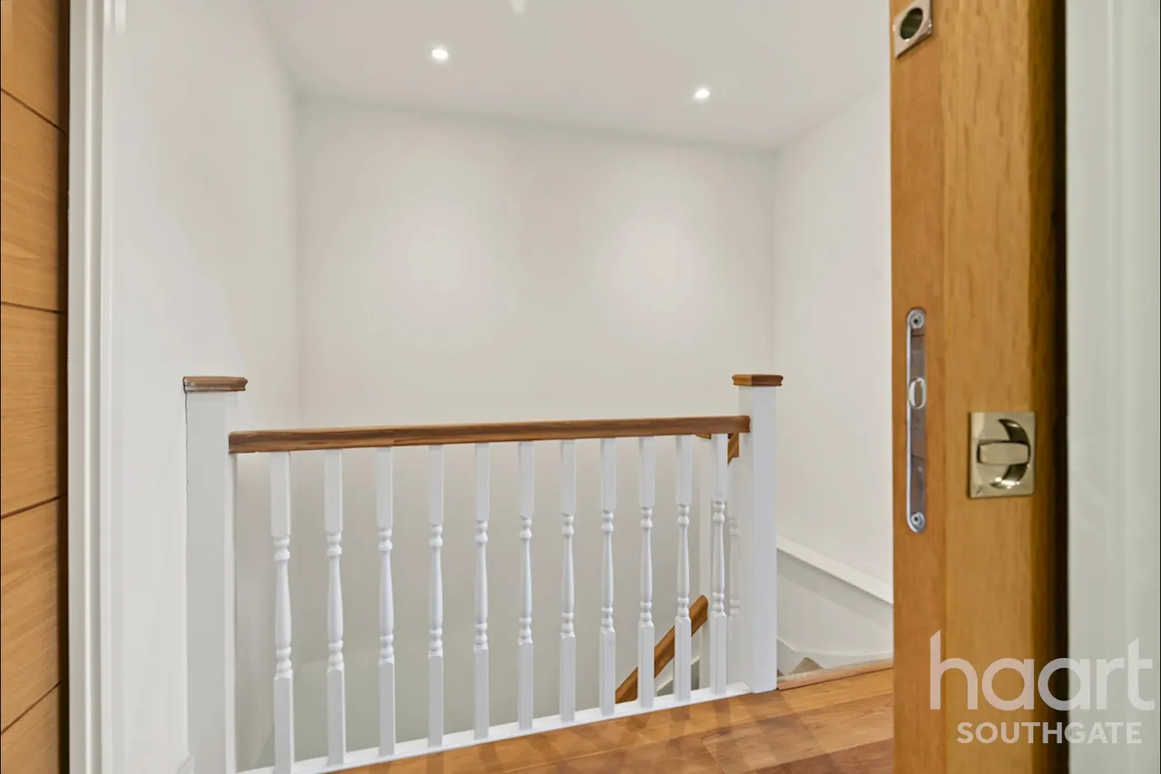 Village Road, Enfield, EN1, photo 21
