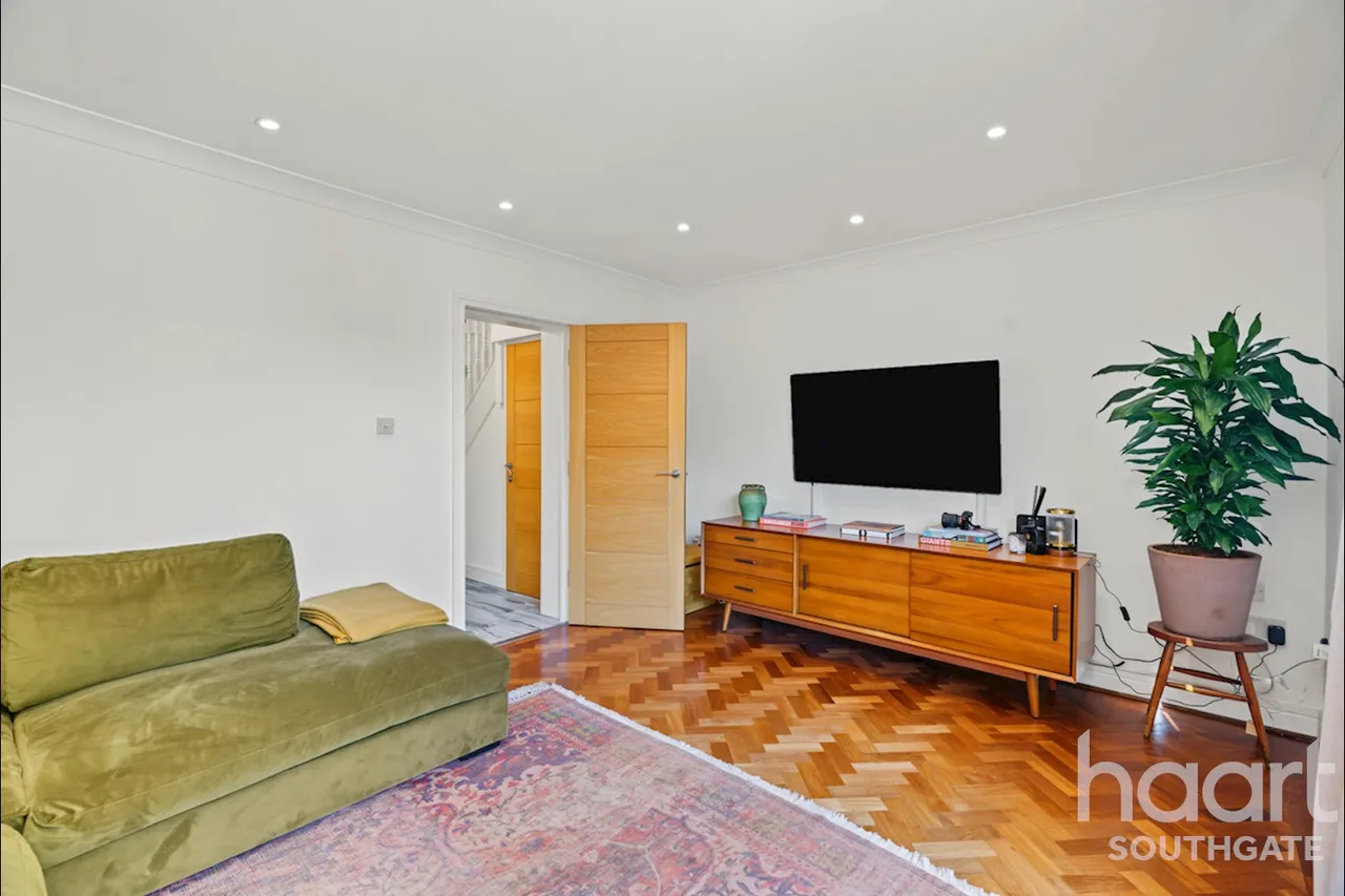 Village Road, Enfield, EN1, photo 35