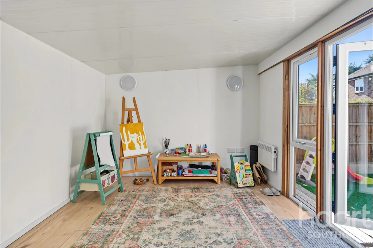 Village Road, Enfield, EN1, photo 12