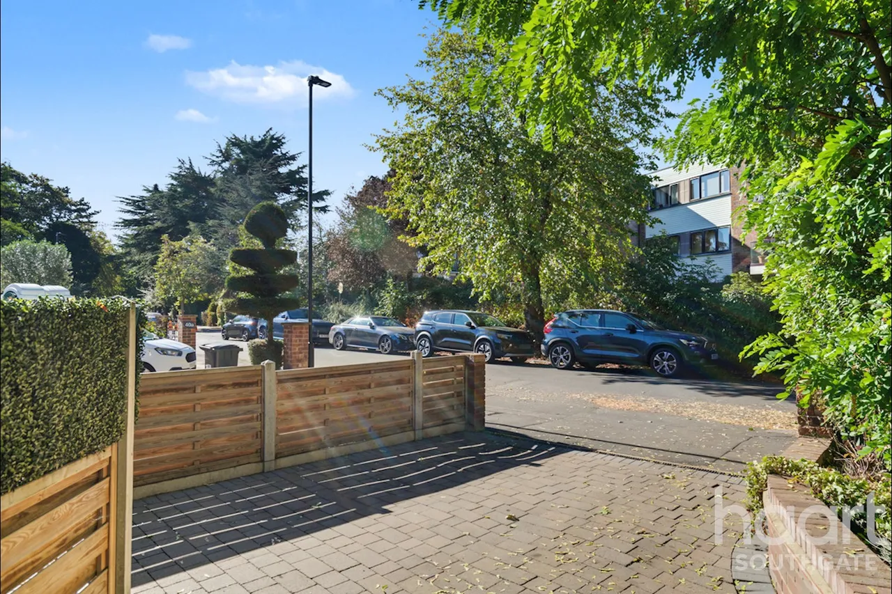 Village Road, Enfield, EN1, photo 9