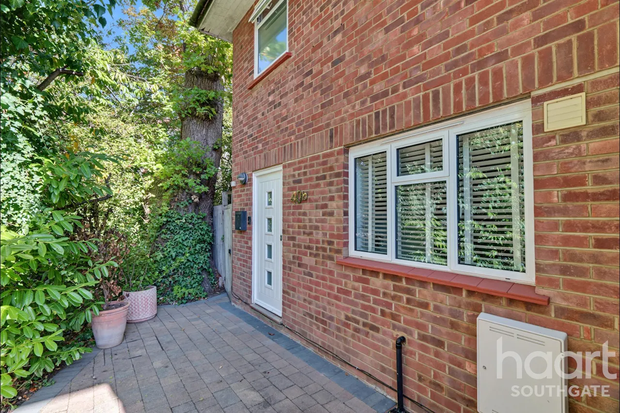 Village Road, Enfield, EN1, photo 8