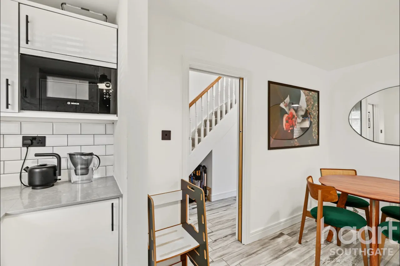 Village Road, Enfield, EN1, photo 5