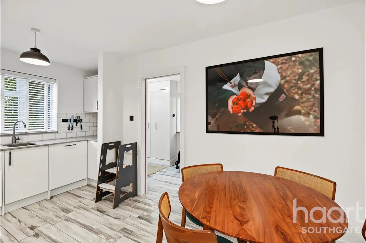 Village Road, Enfield, EN1, photo 43