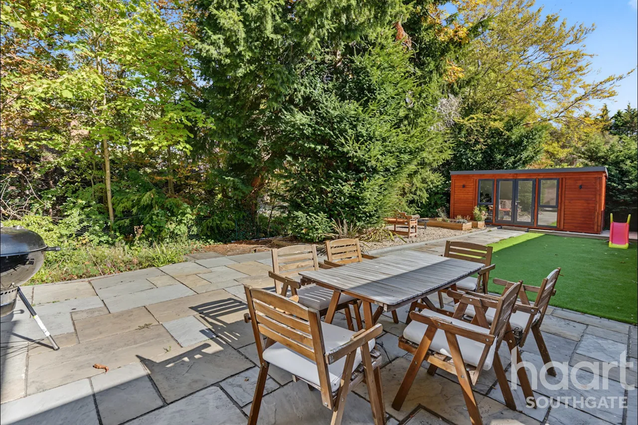 Village Road, Enfield, EN1, photo 6