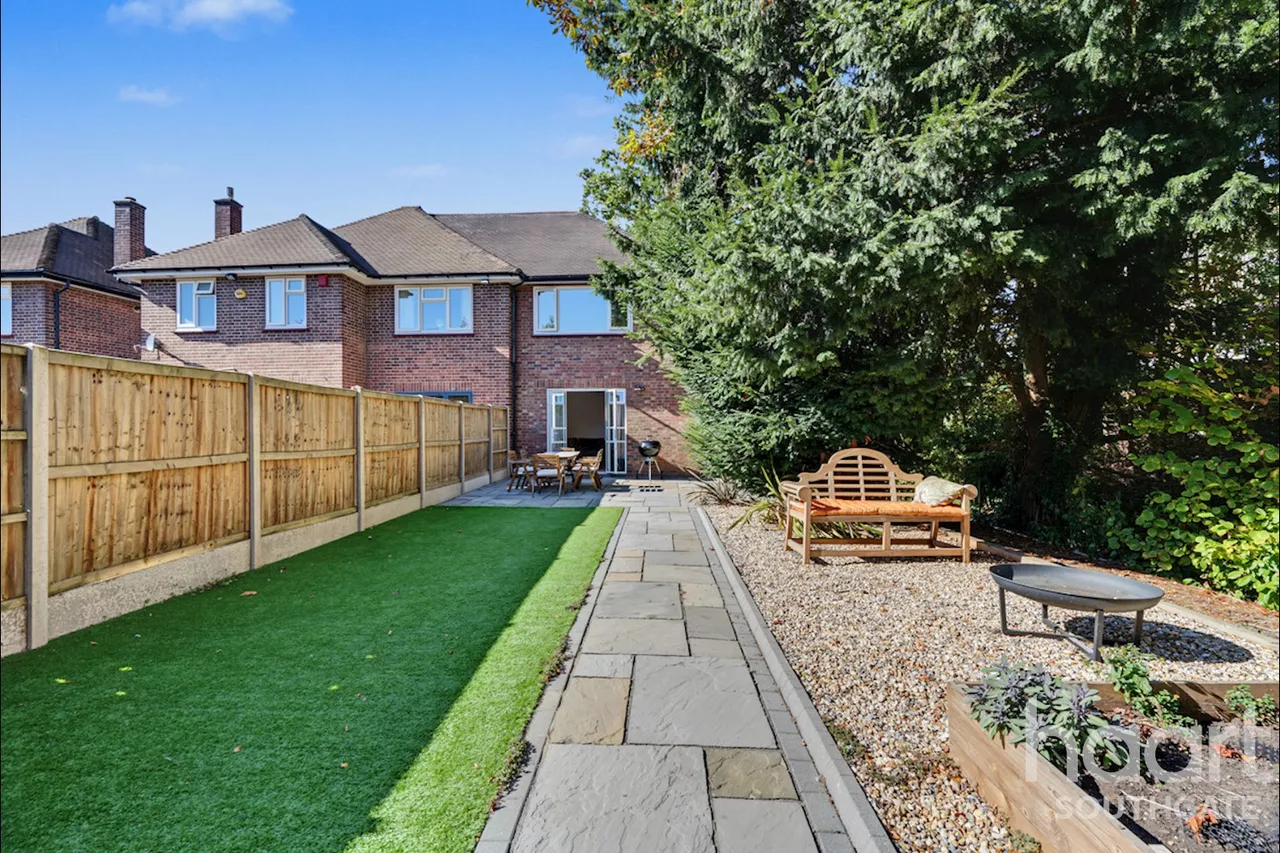 Village Road, Enfield, EN1, photo 16