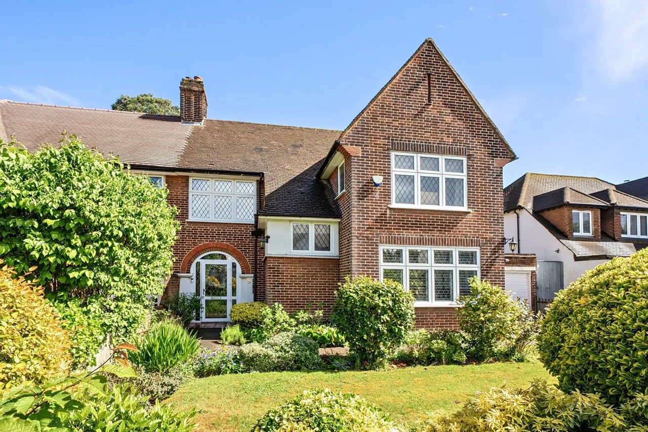 4 bed house for sale — Den Close, BR3