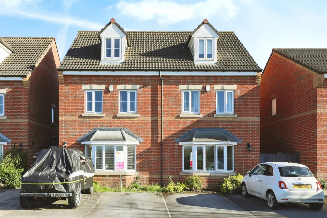 4 bed house for sale — Northfield Avenue, Toll Bar, Doncaster