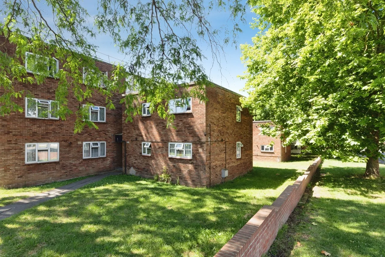 2 bed flat for sale — Radbourne Crescent, Walthamstow, E17