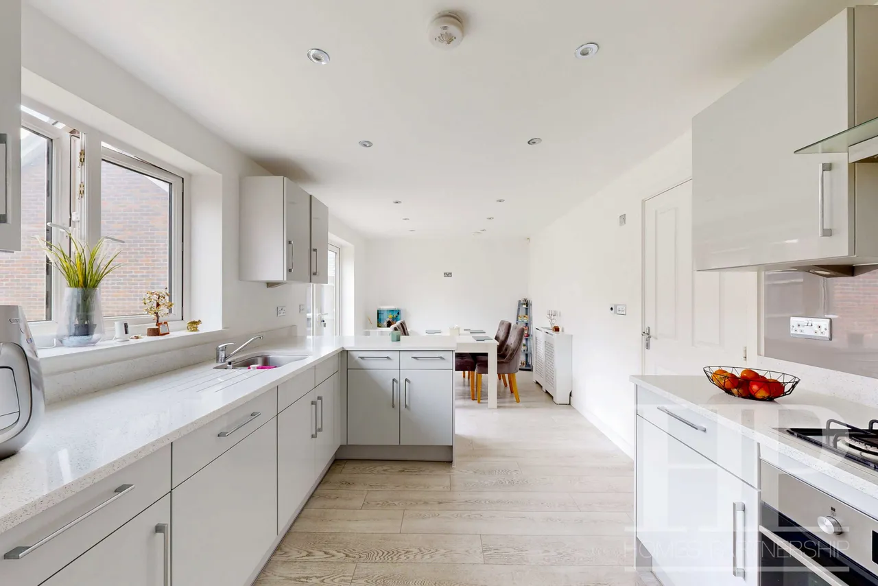 Cornwell Avenue, Crawley, RH10, photo 3