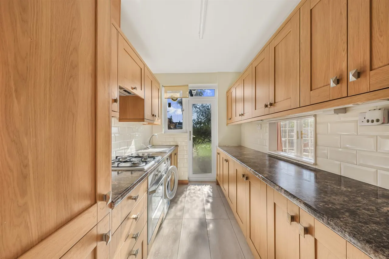 Coolgardie Avenue, Highams Park, E4 9HX, photo 2