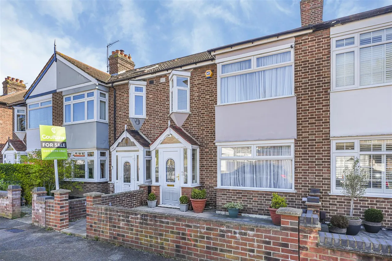 3 bed house for sale — Coolgardie Avenue, Highams Park, E4 9HX