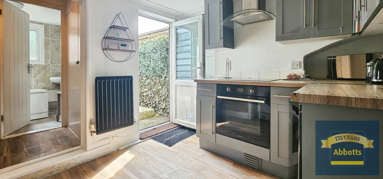 2 bed house to rent — Harwich Road, Colchester