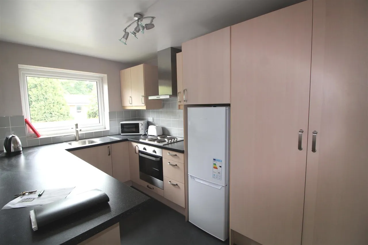 Greenacre Court, Englefield Green, Surrey, TW20 0RF, photo 2