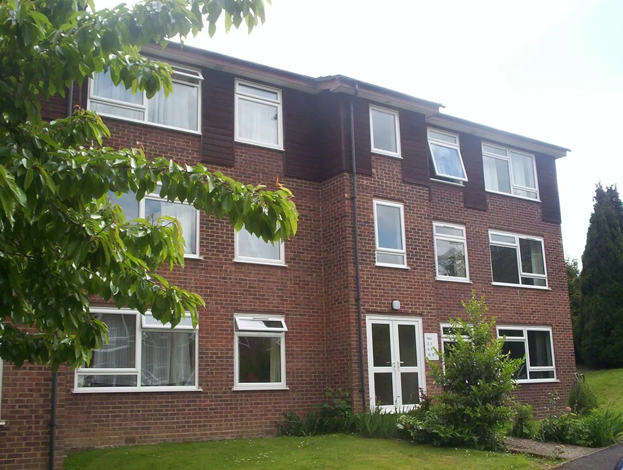 2 bed flat for sale — Greenacre Court, Englefield Green, Surrey, TW20 0RF