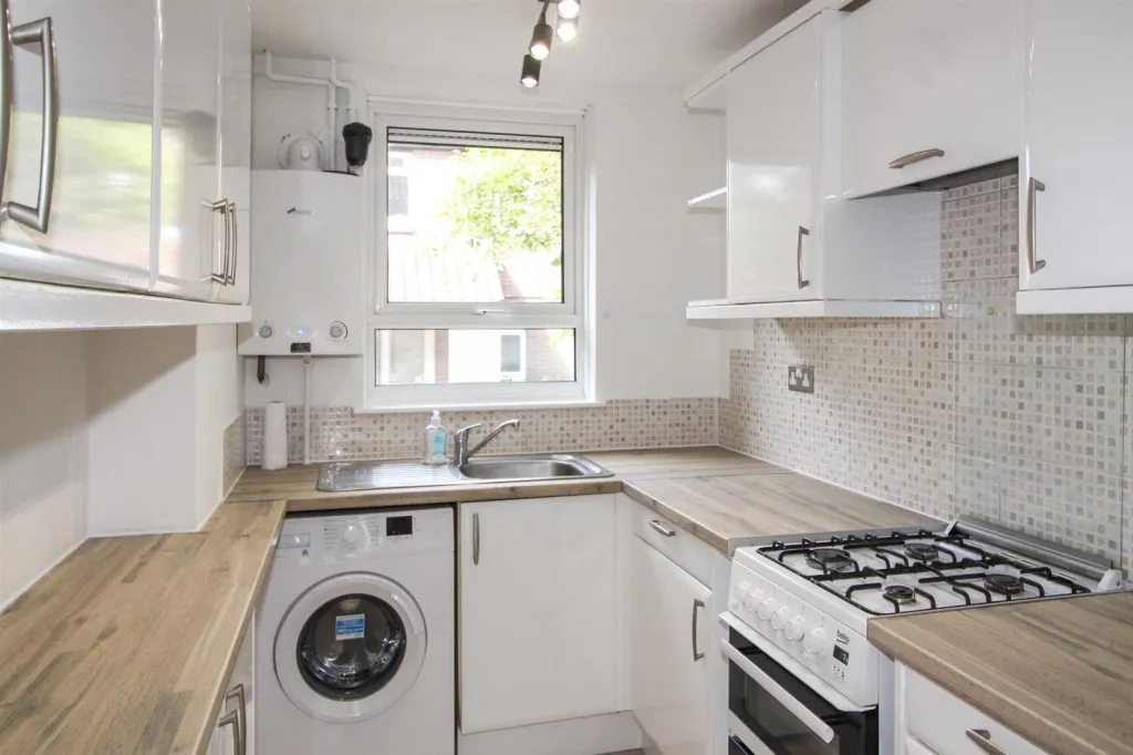 2 bed house to rent, Swallowtail Road, Horsham, RH12