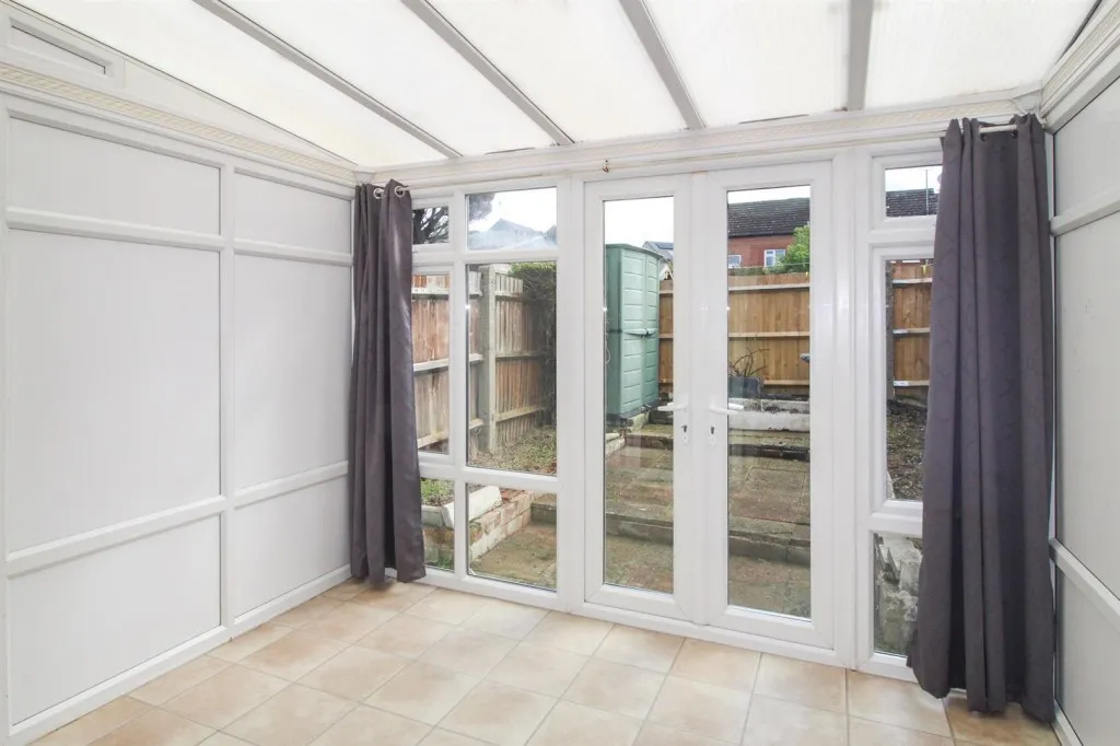 Swallowtail Road, Horsham, RH12, photo 4