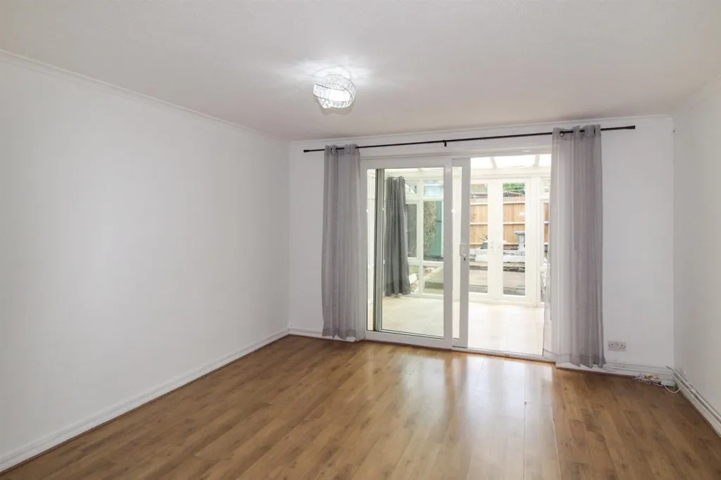 Swallowtail Road, Horsham, RH12, photo 3