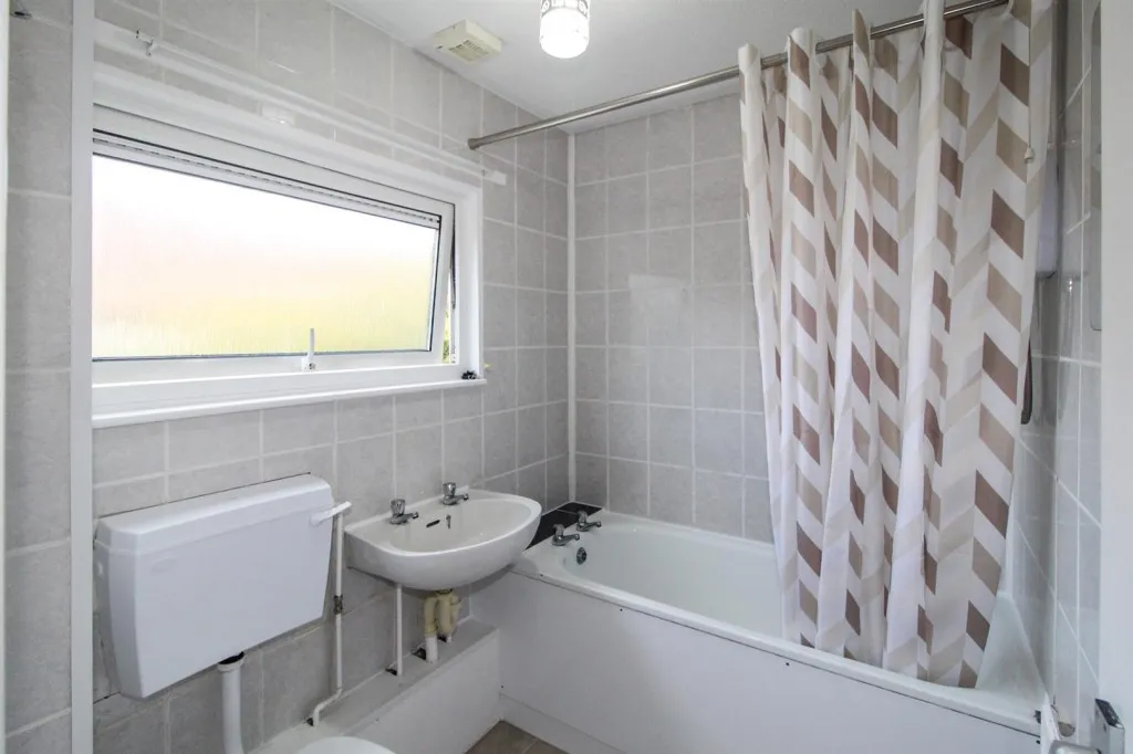Swallowtail Road, Horsham, RH12, photo 11