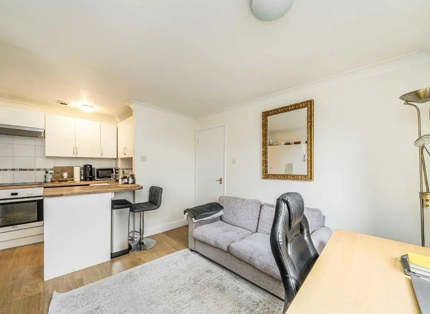 Earls Court Road, Kensington, W8, photo 3