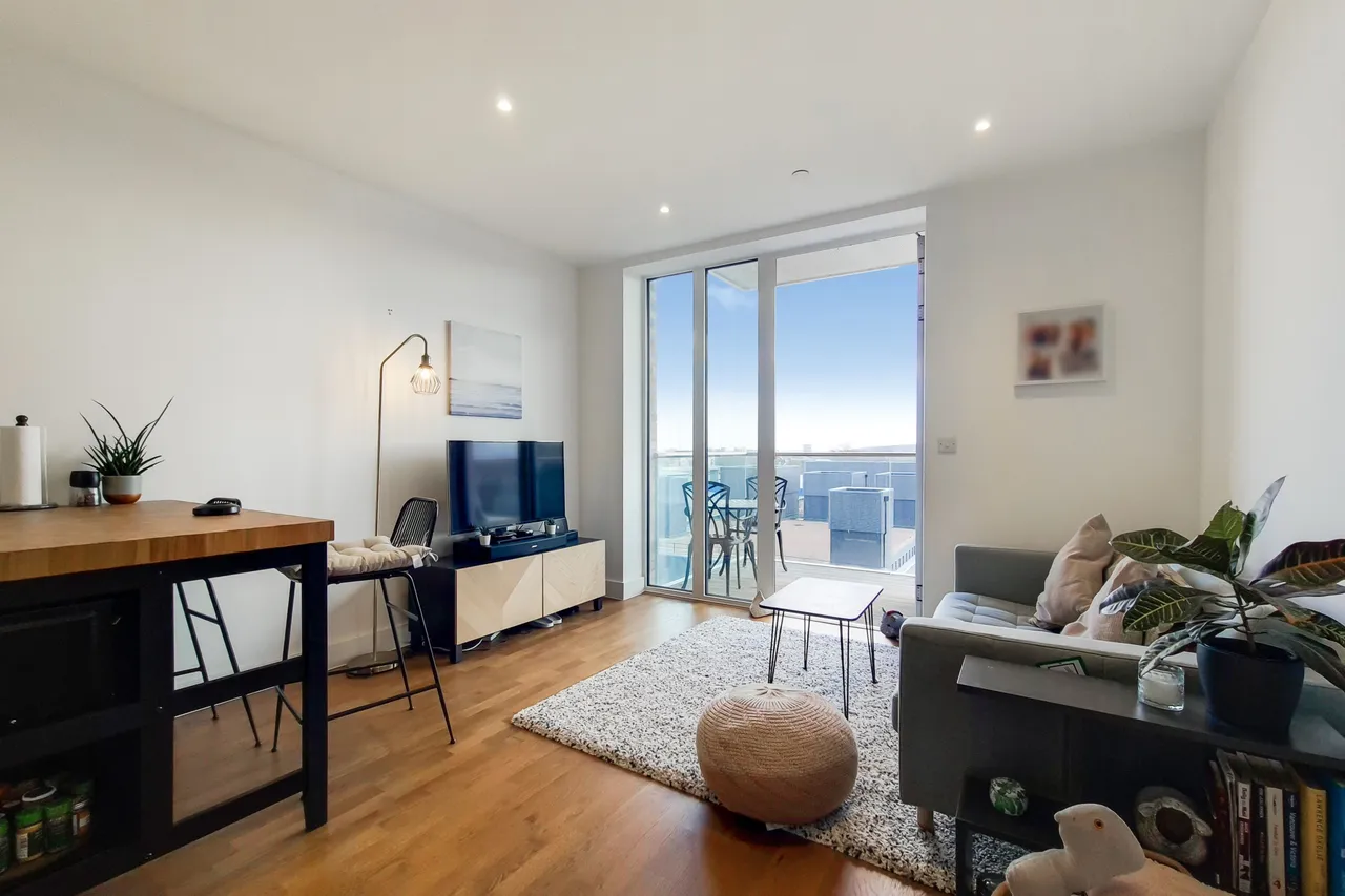 2 bed flat to rent, London, SE18