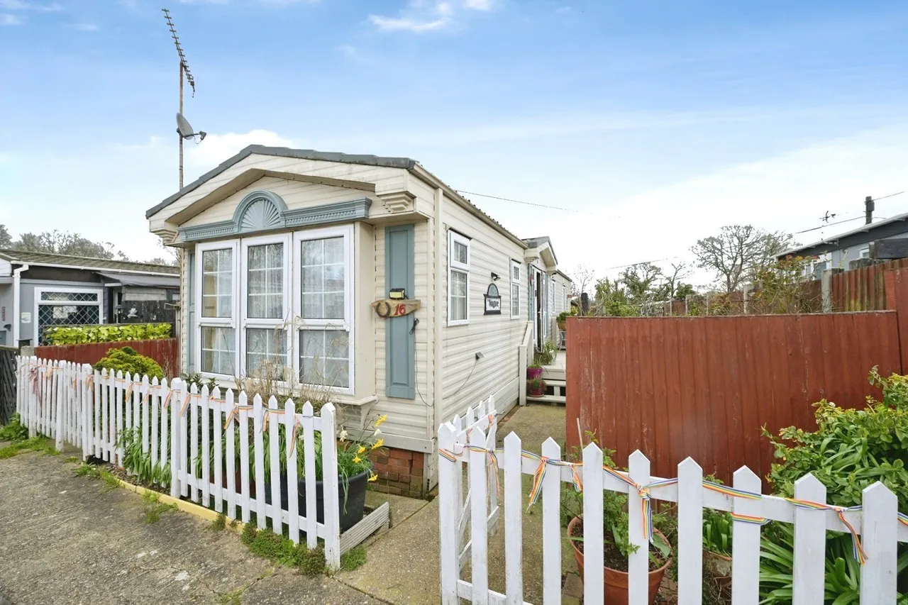 2 bed mobile home for sale — Sunset Drive, Havering-Atte-Bower, Romford, RM4