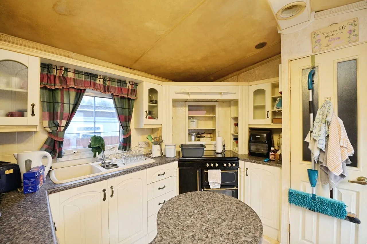 Sunset Drive, Havering-Atte-Bower, Romford, RM4, photo 5