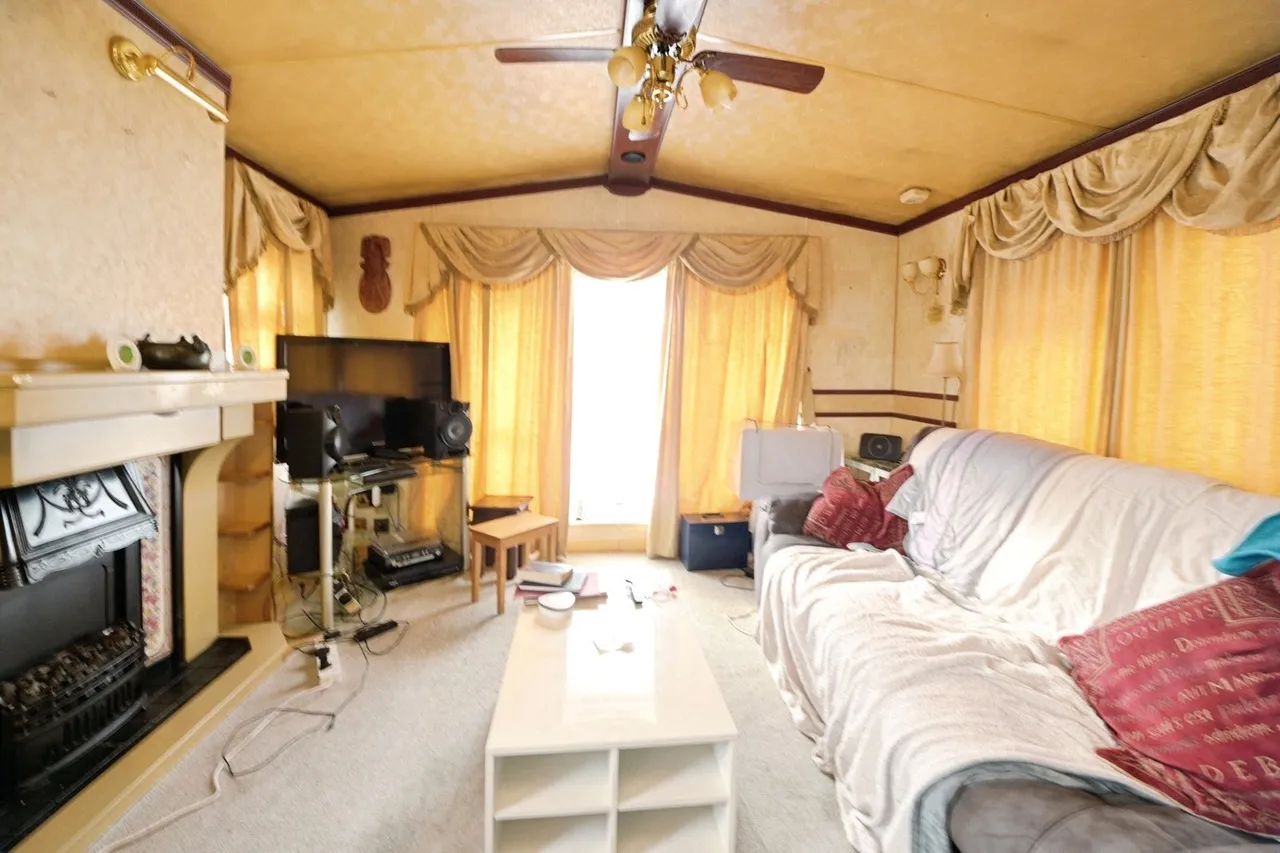 Sunset Drive, Havering-Atte-Bower, Romford, RM4, photo 4