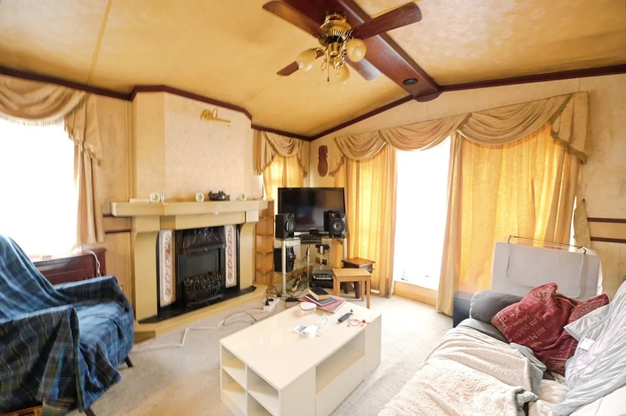 Sunset Drive, Havering-Atte-Bower, Romford, RM4, photo 2