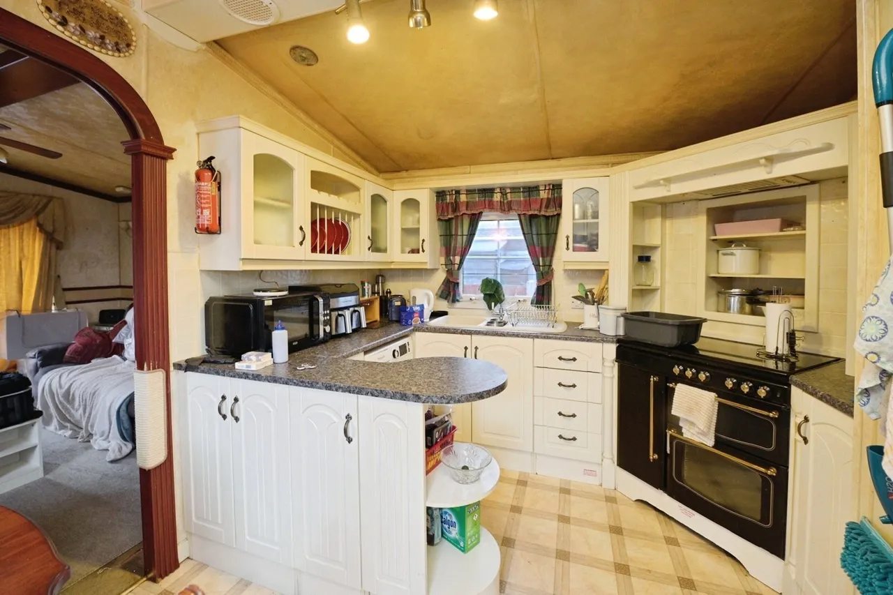 Sunset Drive, Havering-Atte-Bower, Romford, RM4, photo 3
