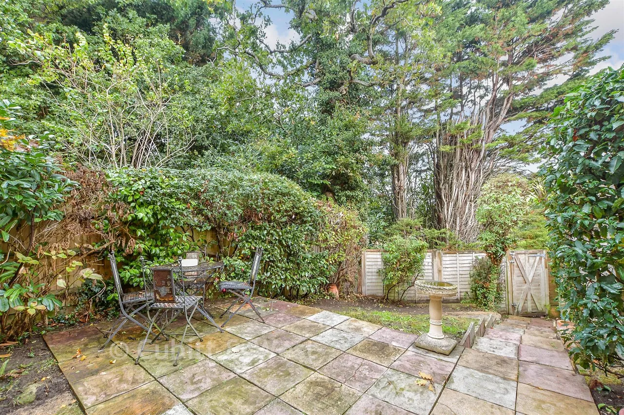 Fairbanks, Haywards Heath, RH16, photo 14