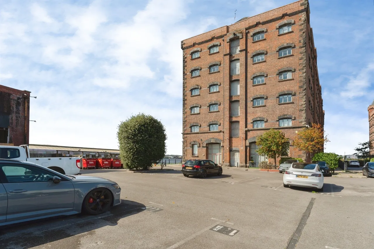 2 bed flat for sale — Dock Road, Birkenhead