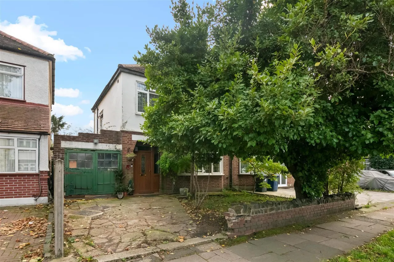 3 bed house for sale, Wimborne Avenue, Norwood Green