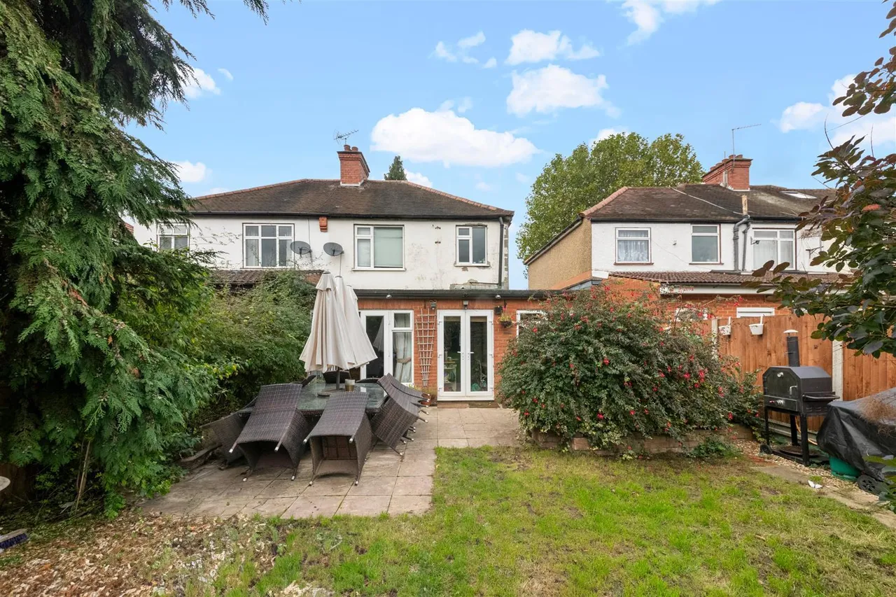 Wimborne Avenue, Norwood Green, photo 16