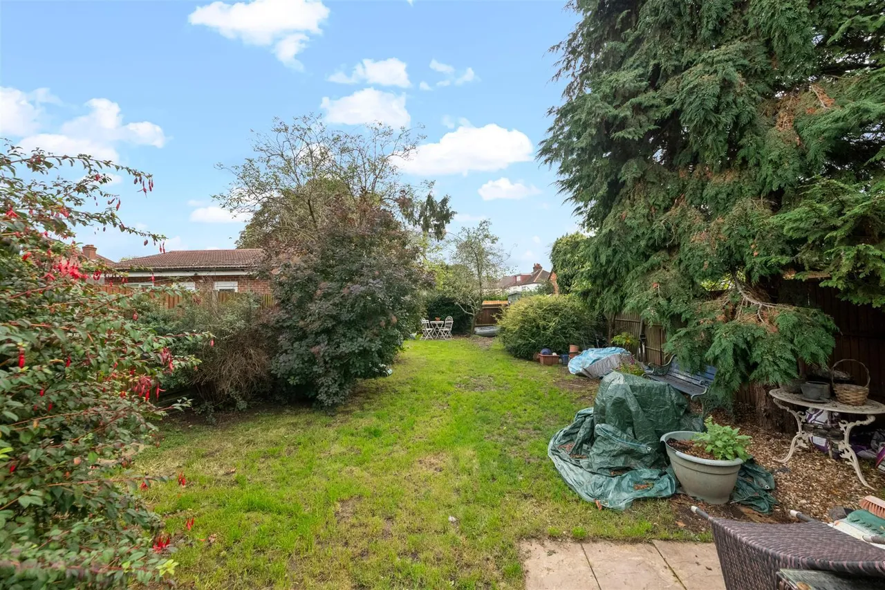 Wimborne Avenue, Norwood Green, photo 15