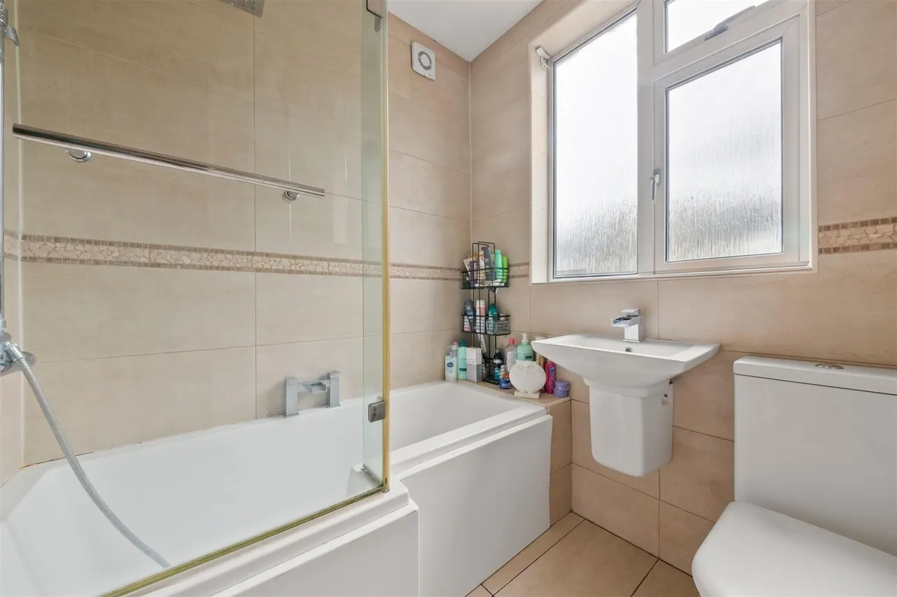 Wimborne Avenue, Norwood Green, photo 12
