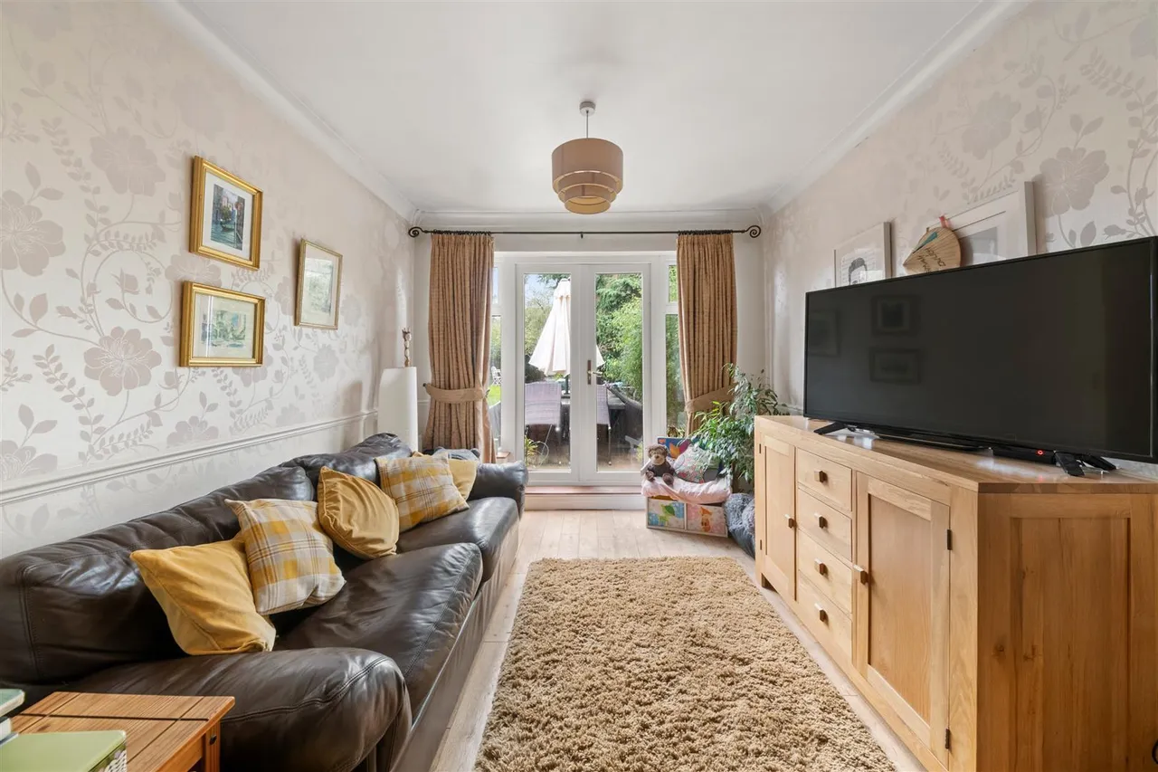 Wimborne Avenue, Norwood Green, photo 3