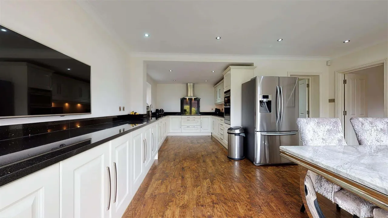 6 bed house for sale — Chester Road, Chigwell