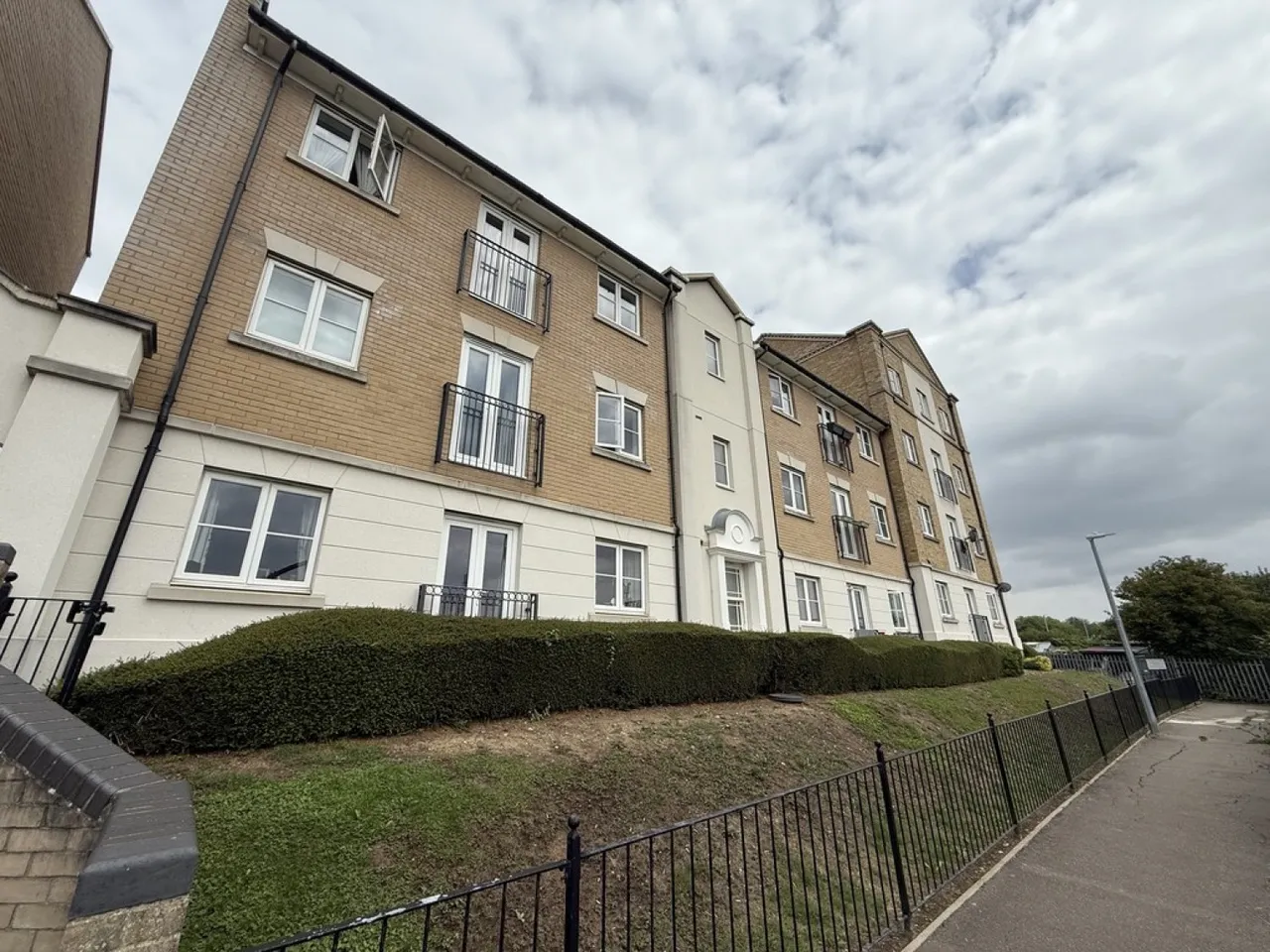 2 bed flat for sale — Woods Court, North Station