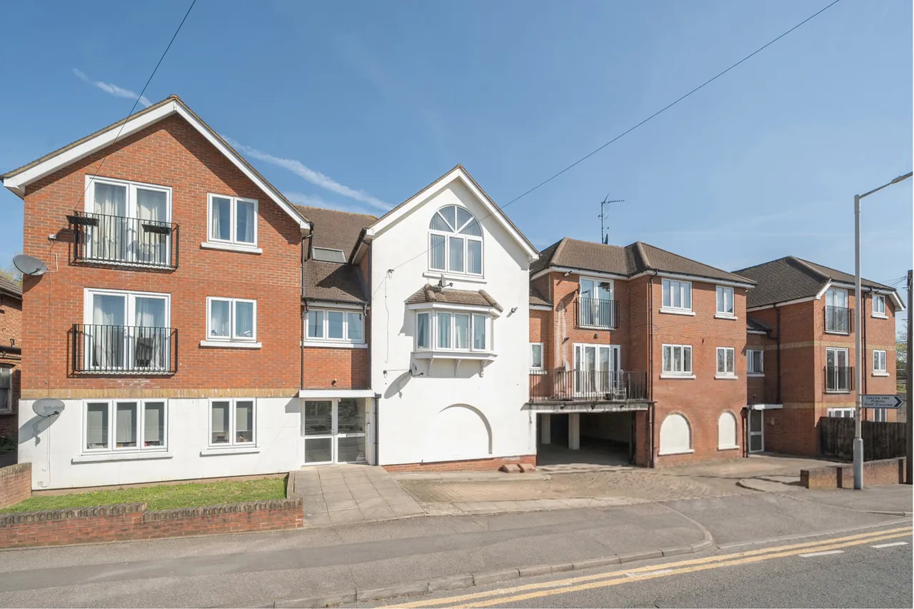 2 bed flat for sale, Rickmansworth Road, Northwood, HA6