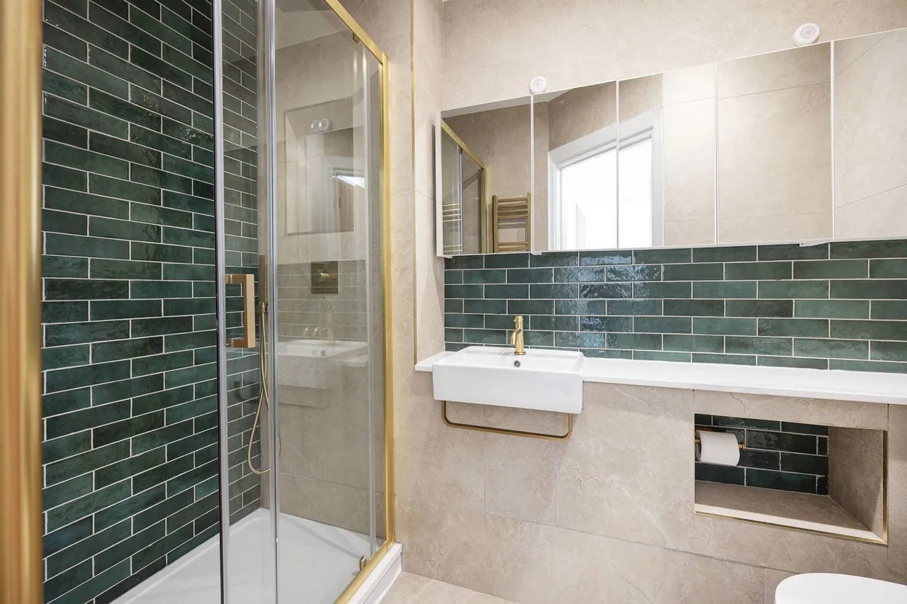Flat C, 58 Colvestone Crescent, London, photo 5