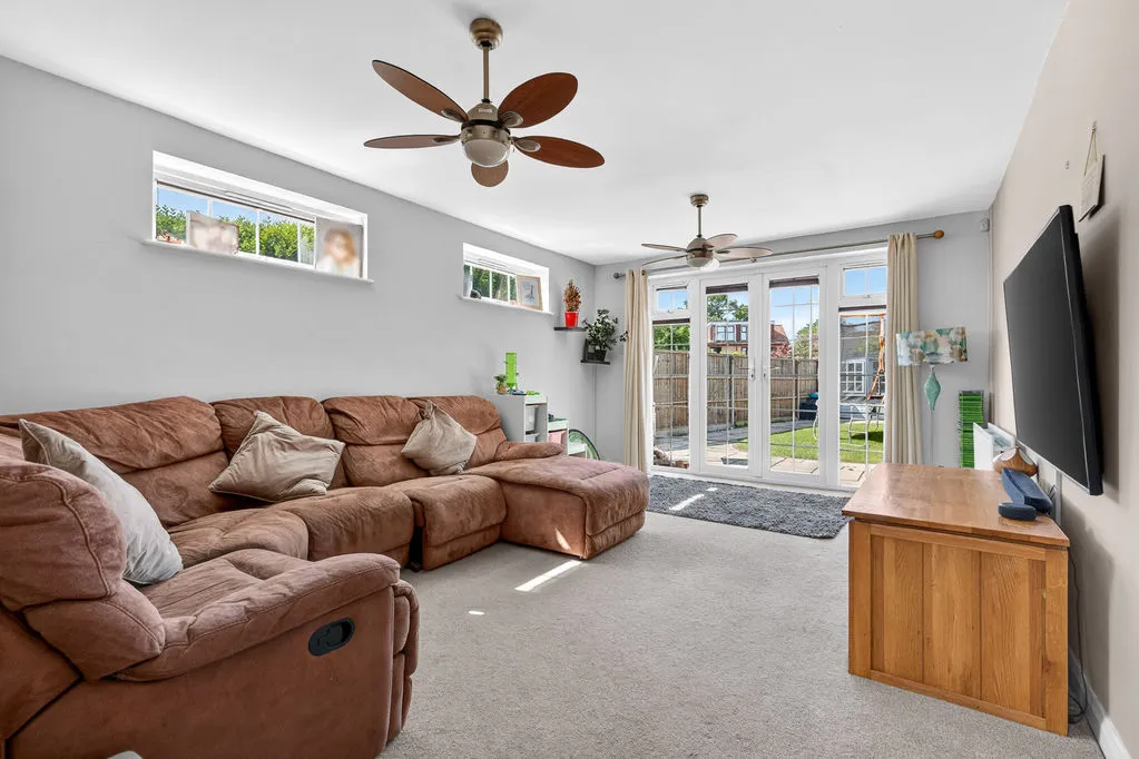 Braycourt Avenue, Walton-On-Thames KT12 2BB, photo 3